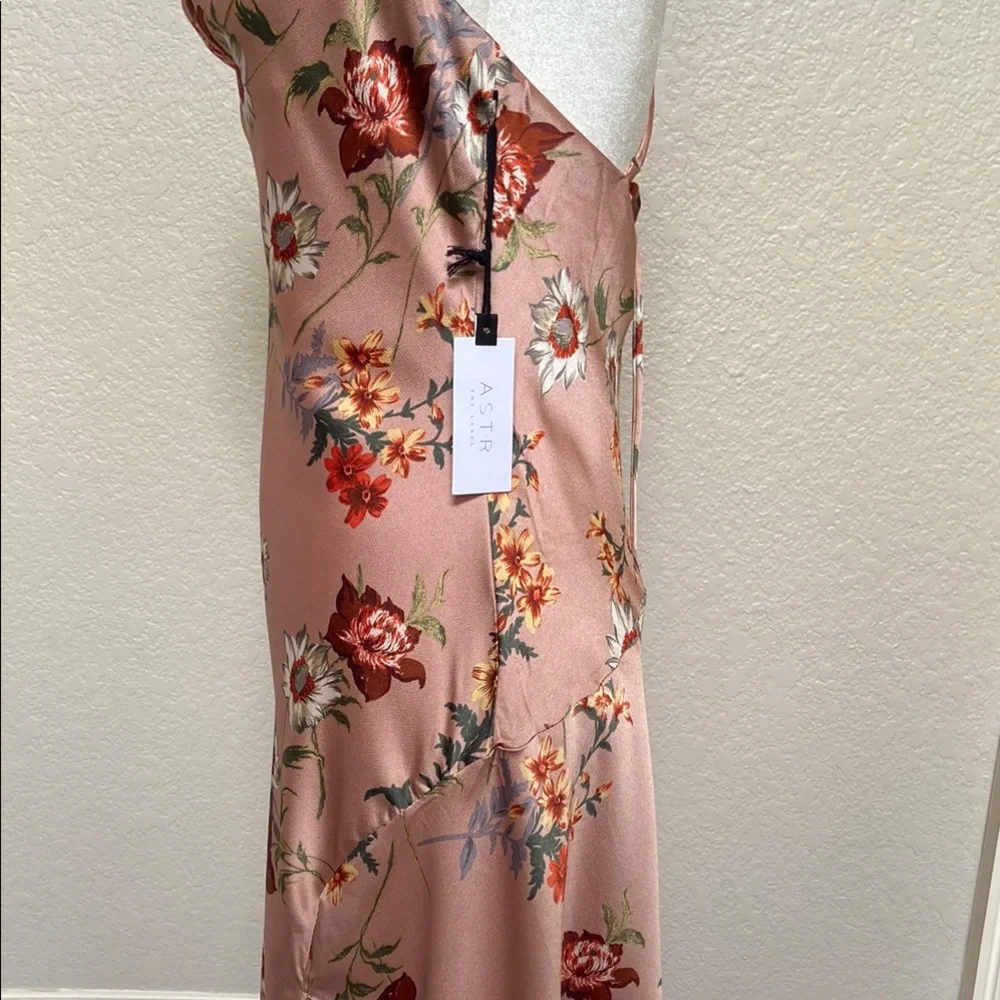 Elegant Dark Blush Floral Slip Dress, size M by ASTR The Label - Picture 4 of 16